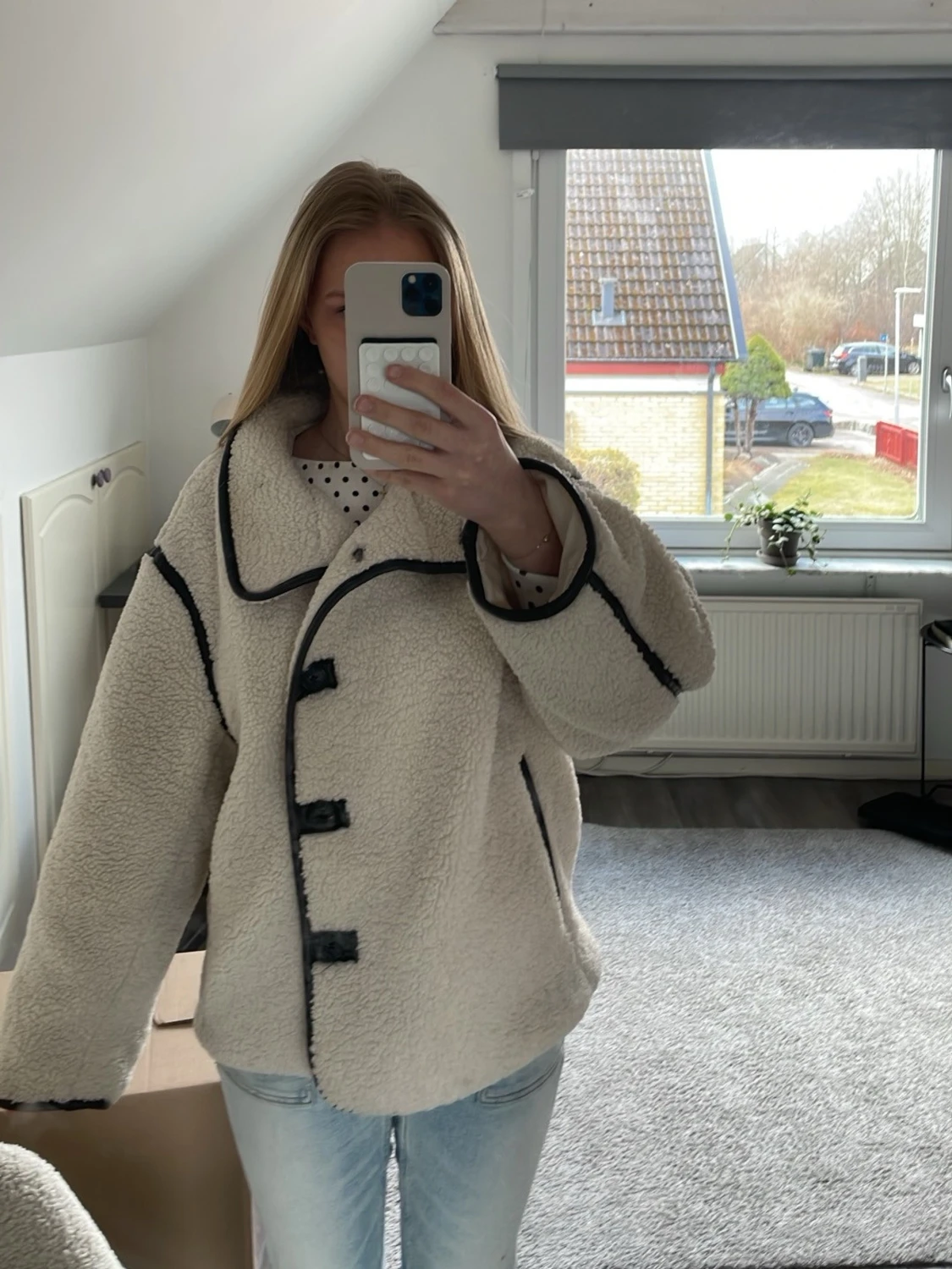 Beige teddyjacka med svarta detaljer - 1