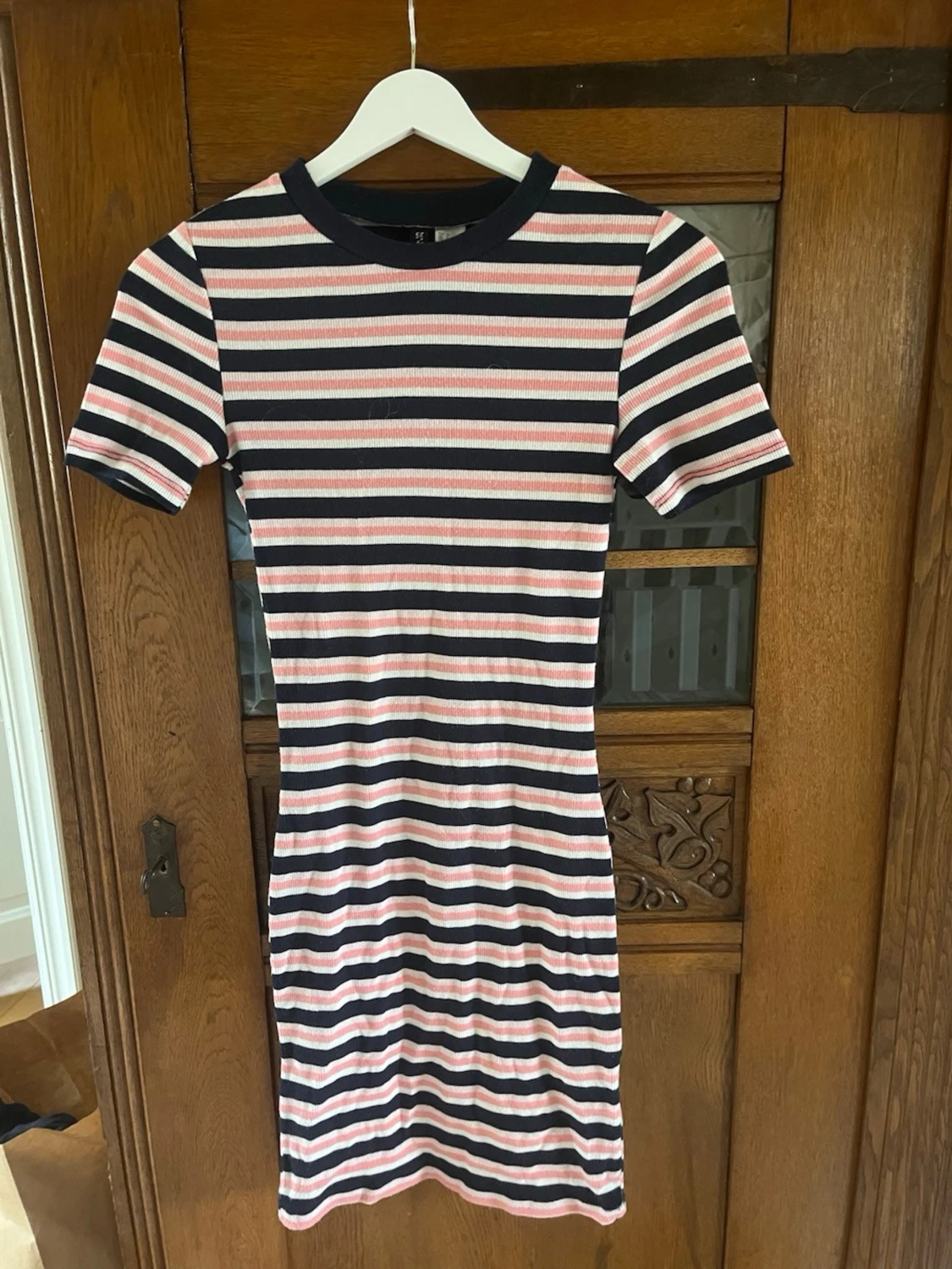 Randig kortklänning från Divided