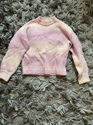 Ljuslila stickad tröja med ombre - Mysig stickad tröja i ljuslila och vit ombre. Tröjan har rund halsringning, ribbade muddar och avslut. Perfekt för dig som gillar en söt och avslappnad stil. Materialet känns mjukt och fluffigt. Skriv för fler bilder💕