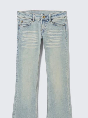 Cheap monday jeans - Ljusblå cheap monday jeans från weekday, har en liten fläck på baksidan av benet💖