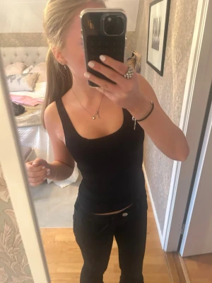 Svart linne från H&M - Säljer ett svart linne med ett lite tjockare tyg och lite tjocka band från H&M i storlek XS! Linnet är lite nopprigt med det löser jag innan postningen💗 annars i bra skick och mjukt och stretchigt tyg!💞