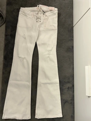 Vita utsvängda jeans med snörning - Jeans med snörning från gina tricot, storlek s i tall, nypris 430kr
