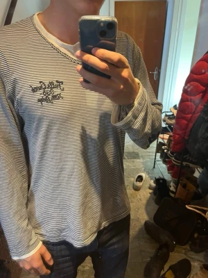 Randig tröja - Säljer min randiga tröja som är skit snygg och har storleken L men passar mig som M(183, 73kg).