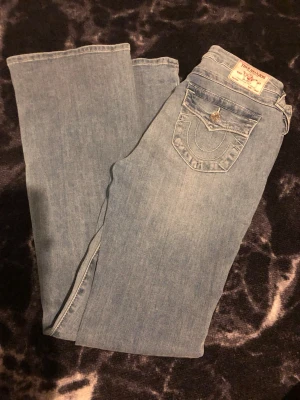 HELT NYA True Religion jeans - Helt nya True Religion jeans i storlek 29. Jag har kvar prislappar. De är i modell Becca med bootcut passform med mid-rise. 