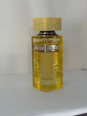 Eau de Soleil fragrance world  - Eau de soilel från fragrance world. 90ml  se bilder för mängd kvar.  Den är väldigt lik Gucci flora  gorgeous orchid. Denna parfym är airy feminin och en perfekt sommar och vår parfym. 