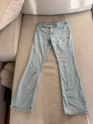 Ljusblåa utsvänga jeans - Fina ljusblåa jeans från H&M. I storlek 164 men skulle säga att de även passar en XS. Lågmidjade och flared leg. Man kan även justera i midjan. Dem är lite blekta på vissa ställen, som ni ser på näst sista bilden men inget man märker av så.