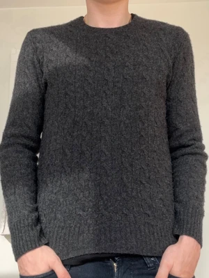 Ralph Lauren Kashmir Tröja Grå  - Tjena, säljer en schysst stickad tröja från Polo Ralph Lauren med kabelmönster i kashmir och ull blandning | Skriv gärna vid minsta fundering 🙌