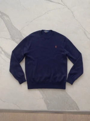 Stickad Polo Ralph Lauren tröja - Mörkblå stickad tröja från Polo Ralph Lauren | mycket bra skick, 8,5/10 | material: bomull | storlek: L | pris kan diskuteras!