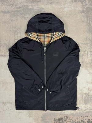 Burberry windbreaker  - Burberry windbreaker, använd en gång. Väldigt unik och eftertraktad 