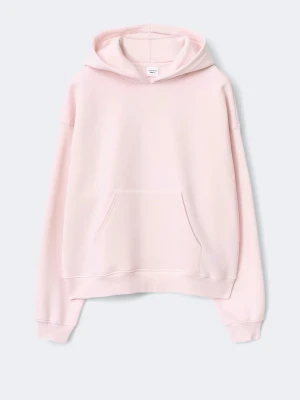 rosa hoodie med magficka - Säljer en ljusrosa hoodie från gina  med klassisk huva och stor magficka framtill. Hoodien har ribbade muddar vid ärmslut och nederkant. Perfekt för dig som gillar en enkel och clean stil. Materialet känns mjukt och skönt mot huden.