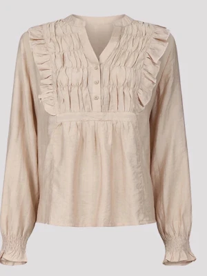 Beige volangblus  - Supersöt beige blus från Rosebud med volangdetaljer och knappar framtill. Blusen har v-ringning, rynkade detaljer över bröstet och långa ärmar med smock vid ärmslut. Tillverkad i ett lätt och luftigt tyg som ger en avslappnad men chic look.