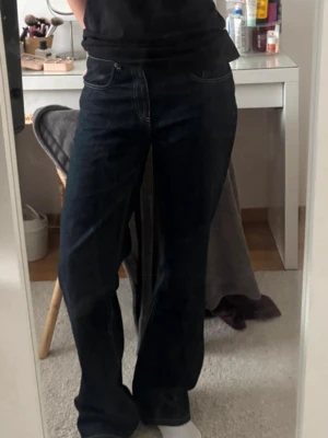Zara wide leg jeans - Säljer dessa jeansen från Zara. Jag är 178, dom är lagom långa på mig 💕 Storlek 40, men mer som en 38. Knappast använda 🥰Köpta för 399kr