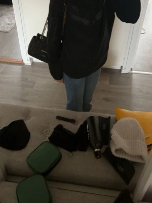 Svart ziptröja med reflexdetaljer - Säljer en svart ziptröja med dragkedja från nike inte säker på storlek skulle gissa på 146-152 passar fof på mig som har xs/xs inte använd sen sommaren 2023 därav jag säljer den 💞