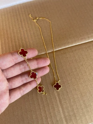 18K guldpläterad armband+örhänge - Snyggt trendig set  med fem fyrklöverformade hängen i röd ädelsten. Perfekt accessoar för dig som vill sticka ut med något färgstarkt och trendigt.