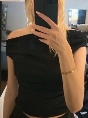 Off shoulder topp  - Svart off shoulder topp från H&M, oanvänd! Storlek M