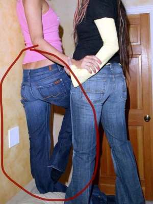 Vintage blå bootcut jeans från 7 For All Mankind - Säljer ett par vintage blå jeans från 7 For All Mankind med bootcut-modell. Har lagts i grenen hos skräddare tidigare, men absolut inget som syns från utsidan.  Obs. Ej jag på första bilden utan Paris Hilton!