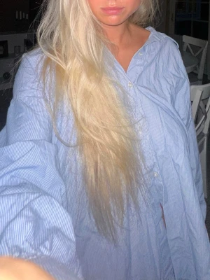 Blåvit randig oversized skjorta - Säljer en oversized skjorta i blått och vitt med tunna ränder. Skjortan har klassisk krage, knäppning framtill och långa ärmar. Perfekt till sommaren! ❤️