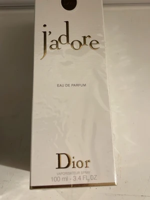 J'adore Eau de Parfum 100ml Dior - J'adore Eau de Parfum från Dior i en elegant vit och guldig förpackning. Flaskan rymmer 100 ml och är en ikonisk doft med lyxig känsla. Perfekt för dig som gillar exklusiva parfymer med klassisk design och fransk elegans.