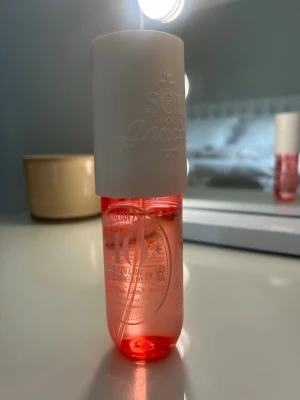 Sol de Janeiro parfymmist 40 - Fräsch parfymmist från Sol de janero doften är '40', med inslag av amber och vanilj. Perfekt för dig som gillar söta och varma doftnoter. Använd men näst intill allting kvar! 