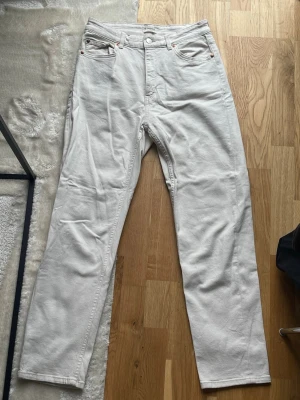 Beiga jeans från Lindex - Säljer ett par beiga jeans från Lindex med rak passform. Stretchiga i materialet! 