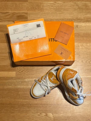 LV SKOR - Säljer fina Louis Vuitton skor för billigt pris! Storlek 36! Skorna har bra kvalitet! Box & Kvitto ingår!