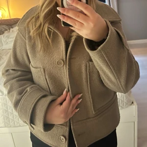 Kappa - Beige kort kappa från Kappahl, storlek XS men passar mig som vanligtvis har S