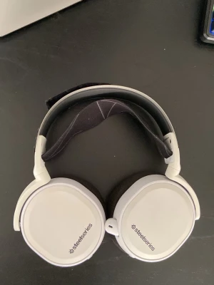 SteelSeries artis 7  vita gaminghörlurar - Pris går att diskutera.