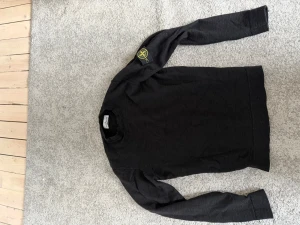 Stone Island tröja - Stone Island tröja storlek S/M.                  Ett litet hål på vänster underarm som knappt syns (bild på de två sista bilderna)