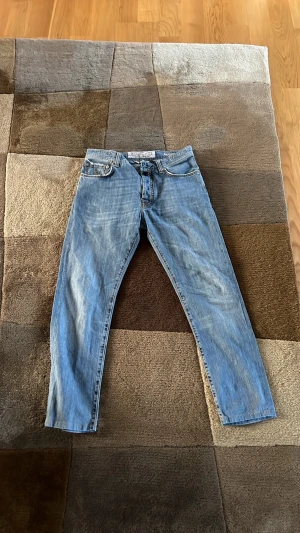 Ljusblå raka jeans från Jacob Cohen - Säljer ett par klassiska ljusblå jeans från Levi's med rak passform och fem fickor. Jeansen har en tidlös look med normal midja och Levi's ikoniska patch bak i linningen. Perfekta till en avslappnad stil och funkar året runt.