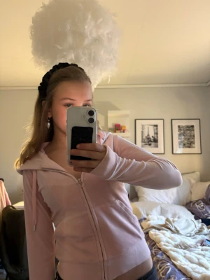Juicy couture zip tröja - Säljer en ljusrosa juicy couture zip hoodie, strl xxs/xs. Inga tecken på användning💞💞
