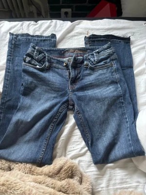 Blå bootcut/raka  jeans  - Säljer ett par klassiska blå jeans med raka/bootcut  ben. Skulle säga att dom är i strl S men passar mig med strl xs. Sitter bra u längden på mig, 170cm 