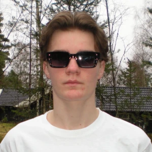 Solglasögon (Straps Of Sweden) - Helt nya solglasögon från Straps of Sweden.  Tidigare pris: 490 kr. Säljs nu till ett bättre pris då vi rensar ut samples/modeller.  • Helt nya • Stilren design • Passar de flesta ansiktsformer • Begränsat antal  Snabb leverans.  Kolla gärna vår Instagram: @strapsofsweden 