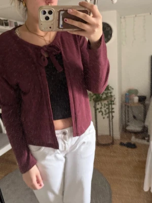 Vinröd stickad kofta  - Säljer en vinröd/burgundy stickad kofta från Lager 157 i storlek L! Jag säljer den då den inte kommer till använding. 