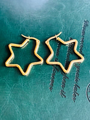 Guldiga stjärnformade örhängen - Coola örhängen i form av stjärnor, tillverkade i rostfritt stål, okänt märke. Nya!