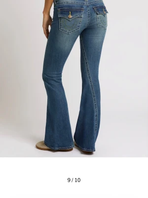 Blå bootcut jeans med fickdetaljer - Säljer ett par blå bootcut jeans med snygga fickdetaljer bak och dekorativa sömmar. Helt ny köpta men kan inte lämna tillbaka då jag tog av prislapparna. Vill ha bort så fort som möjligt💕köpta på design only❤️