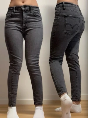 Vintage Levi’s slim regular Denim Jeans - Säljer en väldigt snygg vintage dam Jeans i high rise. Jag är 158 cm. Jag kan skicka den inom 24 timmar. Pris kan diskuteras! 😇 Midja: 37 cm Höjd: 25 cm Längd: 90 cm Innerben: 64 cm