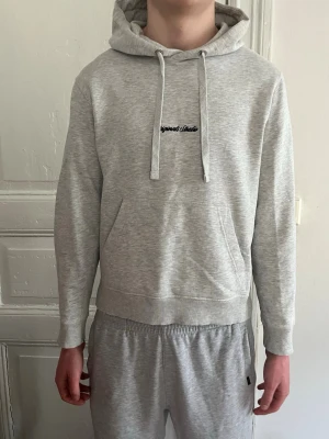 Ljusgrå hoodie (Orginal Studio) ifrån Jack&Jones - Modellen är 182 cm lång och väger  67 kg. Hoodien är i princip oanvänd, bara använd ca 5 gånger. Storlek XS. Nypris är 599, jag säljer Hoodien på grund utav att den är för liten.