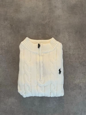 Polo Ralph Lauren tröja - En snygg Ralph Lauren Quarter-zip tröja storlek M färgen är vit