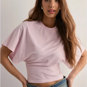 Nelly topp - Säljer denna söta och snygga topp från Nelly, köptes i maj så den är i nyskick! 🩷