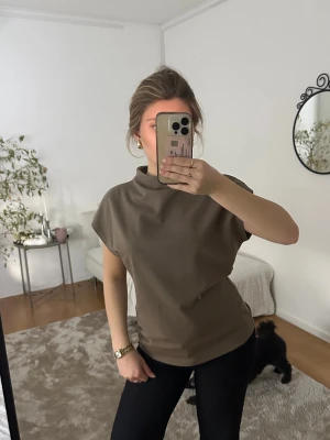 Brun topp - Supersnygg topp som tyvärr inte kommer till användning, därav säljer jag den🥰I storlek 36 och kostar 149kr