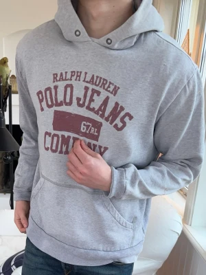 Polo jeans grå hoodie - modell: 182cm , 72kg . hoodien sitter som en medium. finns små fläckar 