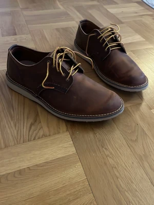 Red wings skor - Säljer ett par Red Wings skor, använda en gång så precis som nya. Skorna är handgjorda i Usa. 