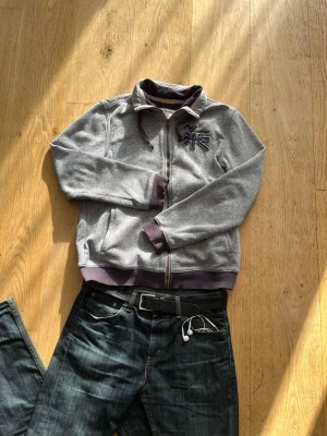 Mexx cardigan  - Säljer denna riktigt feta cardigan från Mexx🙌   Storlek: M Skick: 7/10 🔥  Ganska tydliga täcken av användning på muddarna (syns på sista bilden) men annars i relativt bra skick!  💬Skriv vid frågor! 💸 Pris kan diskuteras vid snabb affär! 📦 Skickas snabbt!