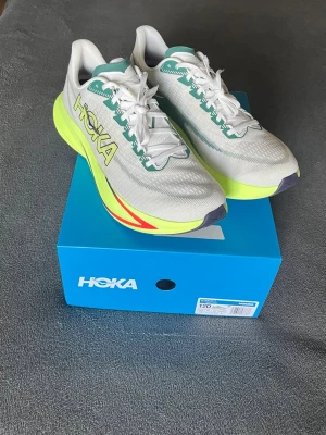Hoka mach 7 - Löparskor från Hoka | Storlek: 46 2/3 | Färg: vit med gul i grön | Helt nya, testade en gång | Nypris 1999kr |