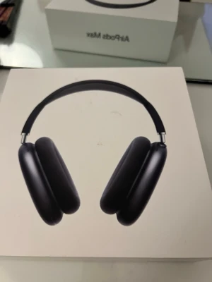 Apple AirPods Max svarta hörlurar - Snygga svarta Apple AirPods Max over-ear hörlurar med stilren design. Bygeln är vadderad med mesh och kåporna är i aluminium för en lyxig känsla. Perfekta för musik, gaming eller videos. Fick dessa i present så har ej kvitto. Eftersom kvitto ej finns vill jag inte garantera något. 