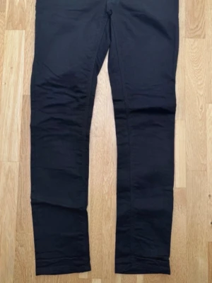Svarta slim fit jeans - Stiliga svarta jeans från Nudie Jeans Co, Lean Dean "Ever black" modell. Slim fit. Storlek W31 / L32.  Använda några enstaka gånger.  99% bomull.