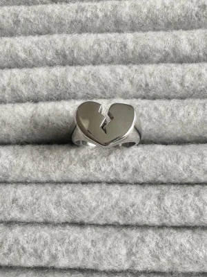 Heart ring  - Ringen är aldrig använd och 100 % rost- och nickelfri. Strolek 7 Hör gärna av dig om du har några frågor ☺️