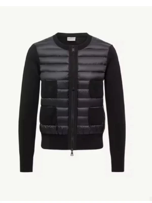 Moncler Cardigan - Svart Moncler cardigan i storlek L som passar S/M ( jag har vanligtvis S i storlek) jackan är köpt på Moncler butik i Stockholm, kvitto och påse medföljs i köpet!!❣️💖 skriv vid funderingar 