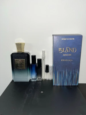 Khadlaj Island dreams—Sample. Pris i beskrivningen! - Pris:1ml:7kr 2ml:14kr 3ml:21kr 5ml:35kr 10ml:65kr 20ml:120kr. Prova doften innan du köper hela flaskan! Khadlaj Island dreams är en fräsch citrus doft, perfekt för sommaren eller daily wear!