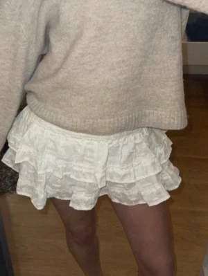 Volangkjol - Volangkjol från hm i storlek 32 med dolk dragkedja på sidan!